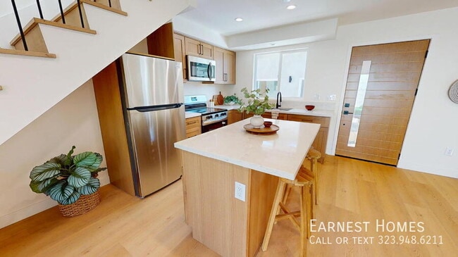 Building Photo - 6445 Satsuma Ave