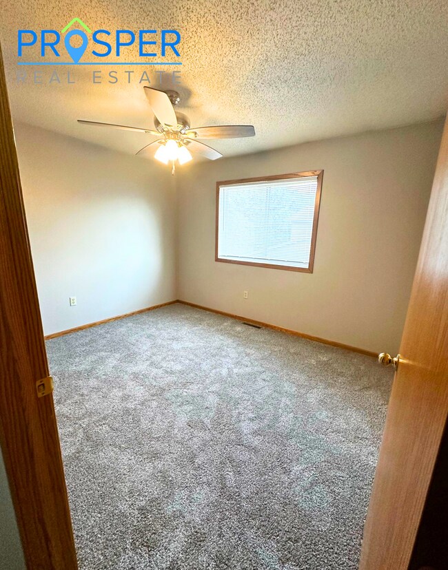 Building Photo - 856 Kari Dr