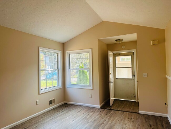 Building Photo - MOVE-IN READY !! BEAUTIFULLY  PROPERTY WIT...