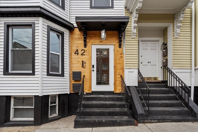 Building Photo - 42 White St