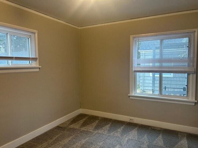 Building Photo - Charming 3 Bedroom Home