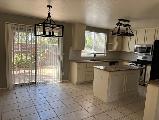 Building Photo - Lovely Home in the Laguna New Dimensions HOA