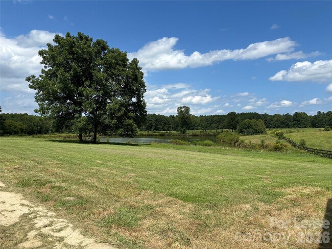 Building Photo - 2417 Lynwood Dr