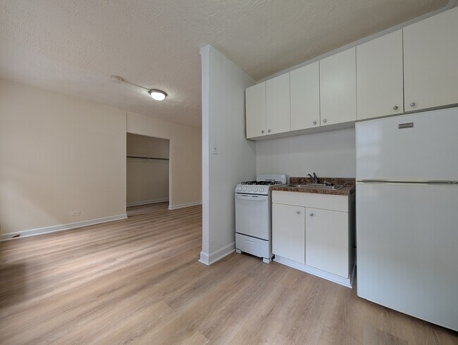 Building Photo - 5417 N Kenmore Ave