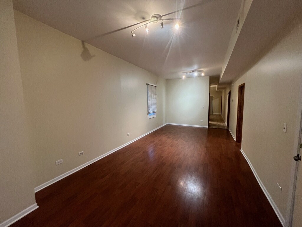 Building Photo - 2028 N Hamlin Ave