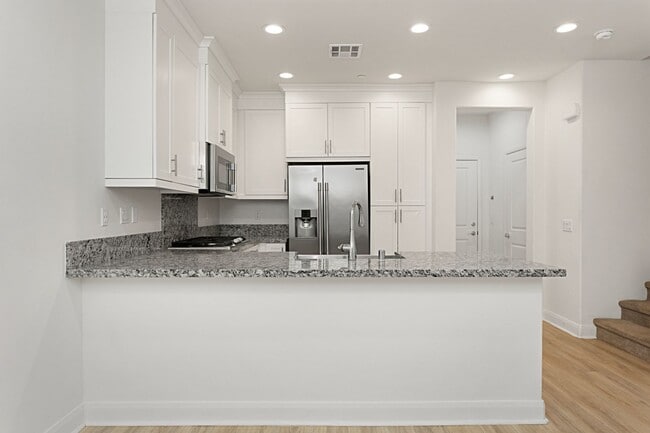 Building Photo - 2116 Solara Ln
