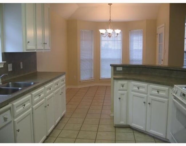 Building Photo - COZY BRICK HOME IN CONVENIENT LOCATION, NEAR SCHOOLS!