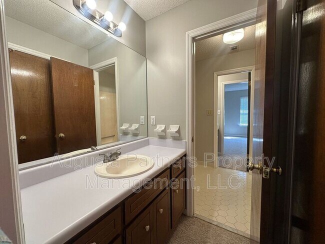 Building Photo - 2448 Riverlook Dr