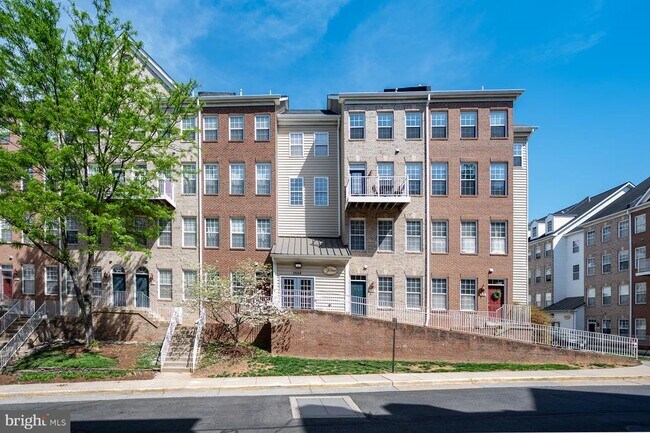 Building Photo - 2664 Manhattan Pl