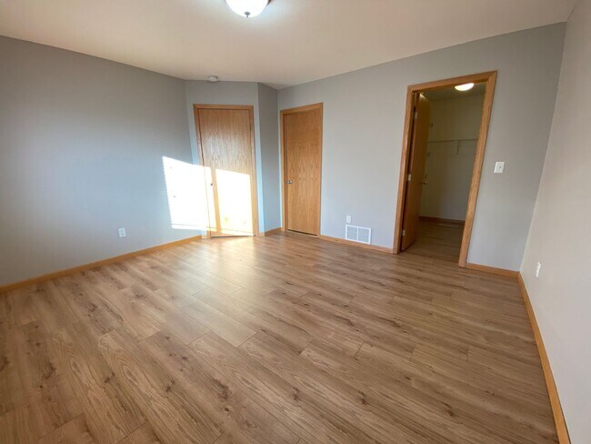 Building Photo - 3 Bedroom Twinhome near the New Sandford Hospital!!