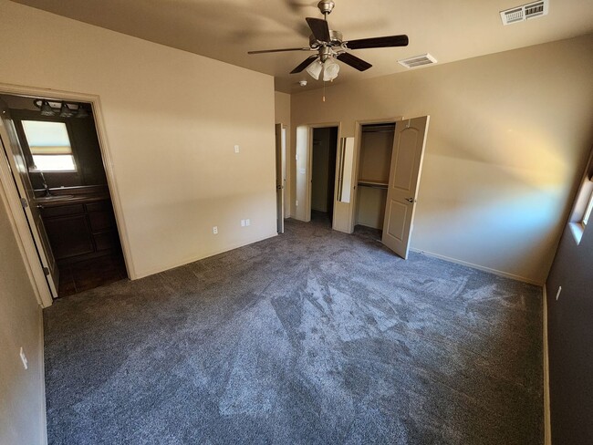 Building Photo - 5005 Kensington Way