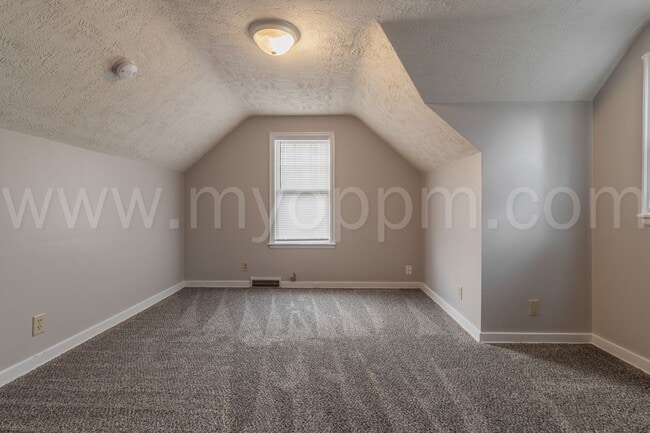 Building Photo - 3 Bedroom / 1.5 Bathroom Home | 60th & Center