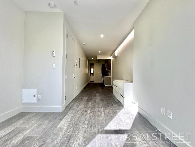 Building Photo - Modern New Studio in Bushwick!