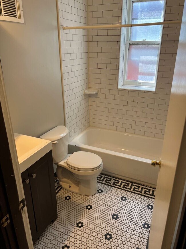 Building Photo - Charming 2nd Floor, 1 bd with new bath. Be...