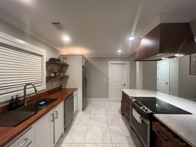 Building Photo - 40 Oak Forest Dr