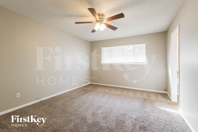 Building Photo - 222 Magic Oaks Dr