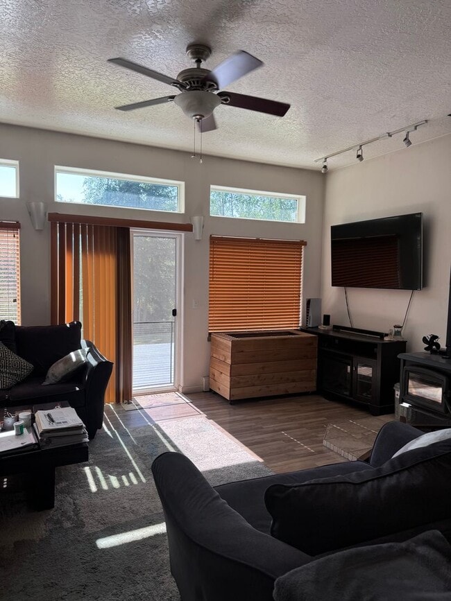 Building Photo - Beautiful 3 Bedroom, 2 bath, 2 Car Garage home off Chena Hills/Chena Ridge