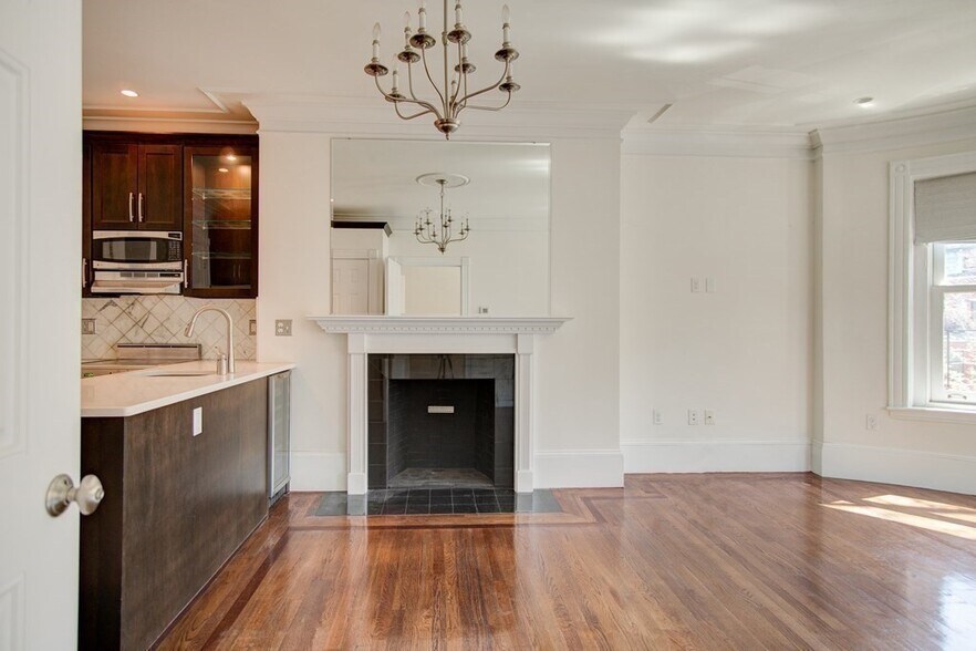 Building Photo - 395 Marlborough St