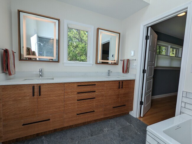 Building Photo - 113 W Murray Ave