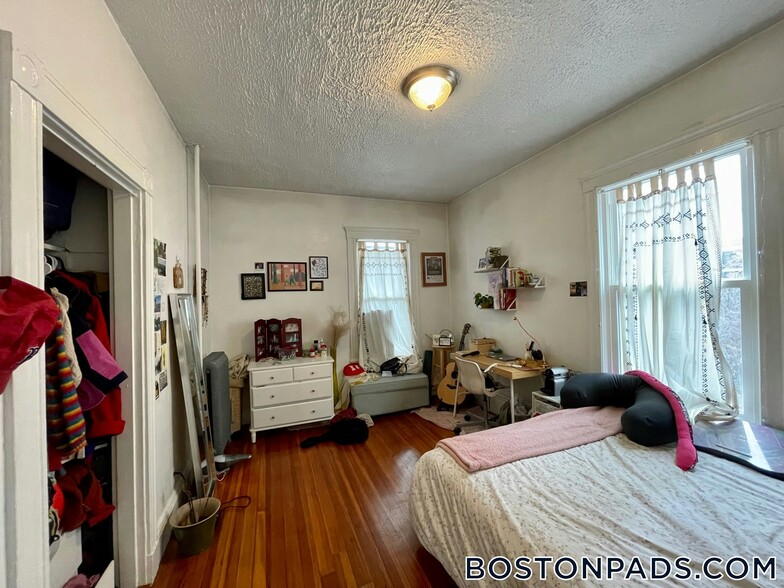 Building Photo - 162 Kelton St