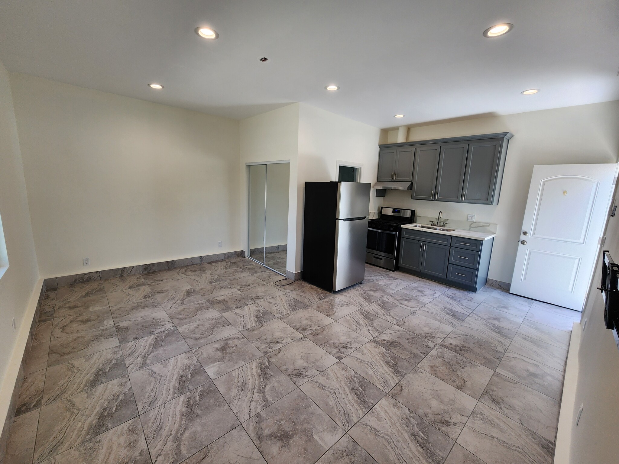Building Photo - 9852 Cabanas Ave