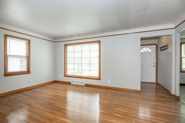 Building Photo - 3 Bedroom/1 bath Single House Maple Hts!!