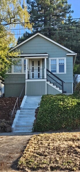 Primary Photo - 482 NE Adams Ave