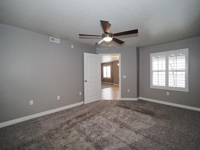 Building Photo - Beautiful Daybreak Condo