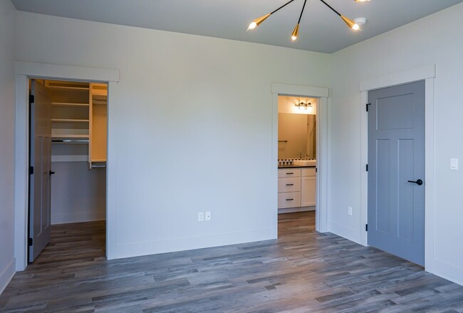 Building Photo - 2148