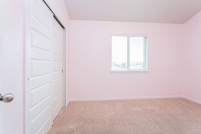 Building Photo - 605 Allenscreek Way-