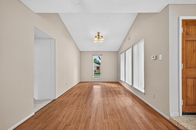 Building Photo - 2042 Hilton Head Dr