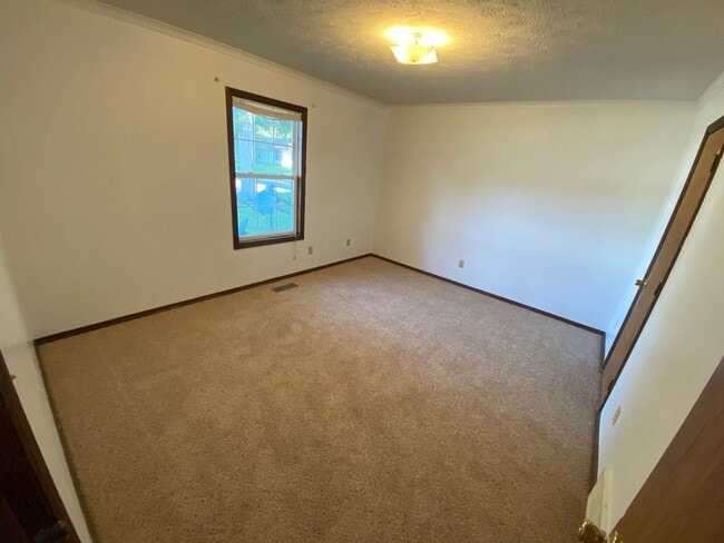 Building Photo - 2 bedroom with garage!