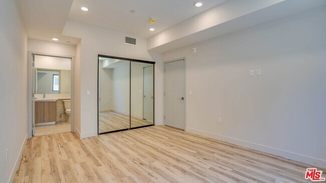 Building Photo - 1540 S Hayworth Ave