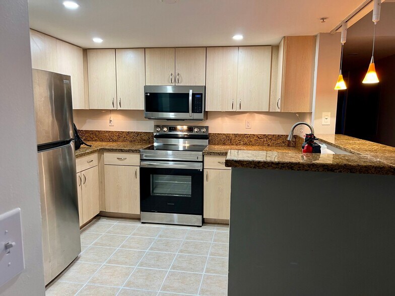 Building Photo - 3000 Coral Wy