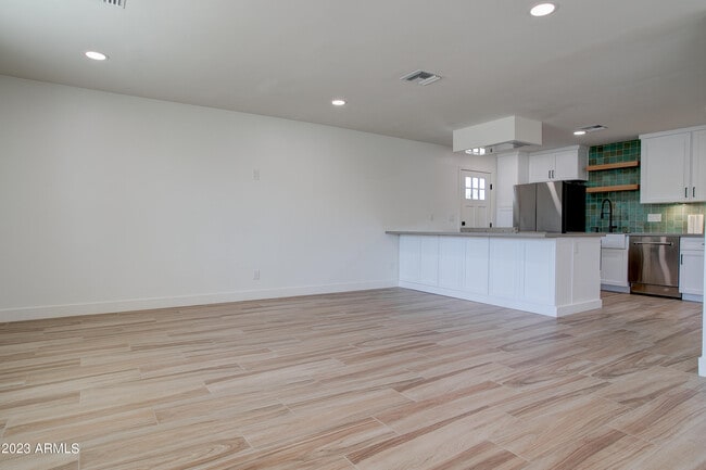 Building Photo - 4806 S La Rosa Dr