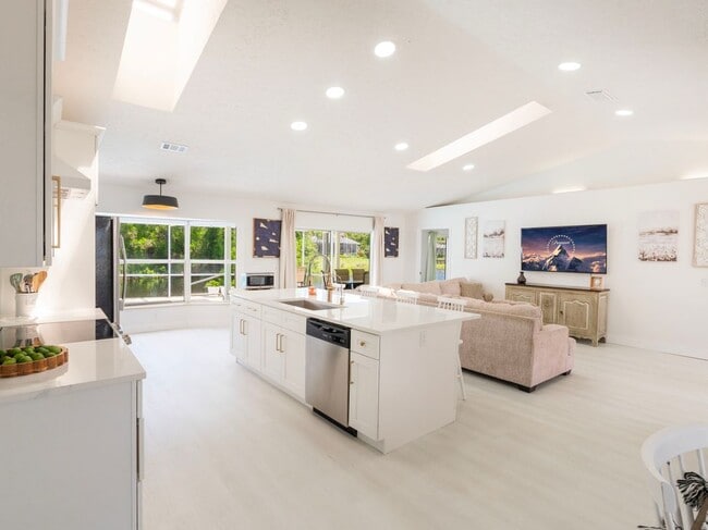 Building Photo - 1123 SW Oak Hollow Ct