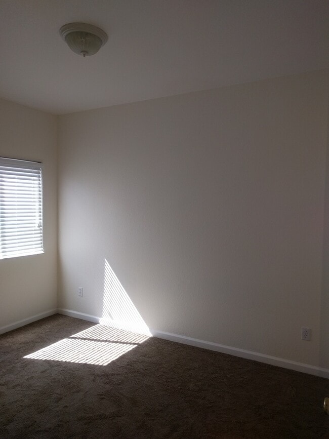 Building Photo - Huge 4-Bedroom Single Story Home with 2 Weeks Free Rent