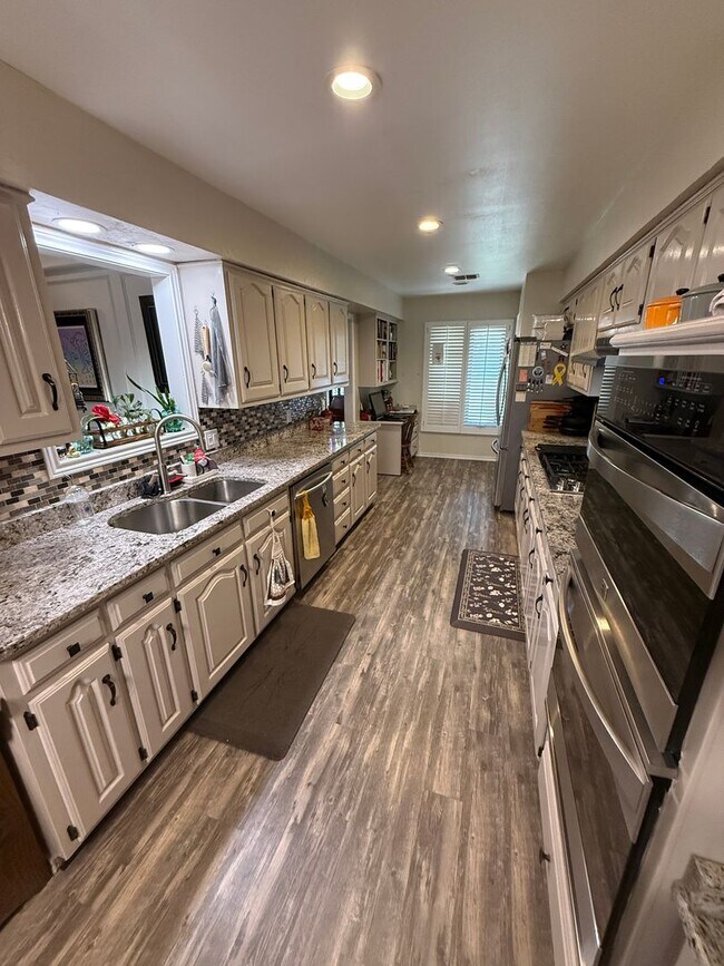 Building Photo - Available July 1st! 3/2/2 in Preston Smith