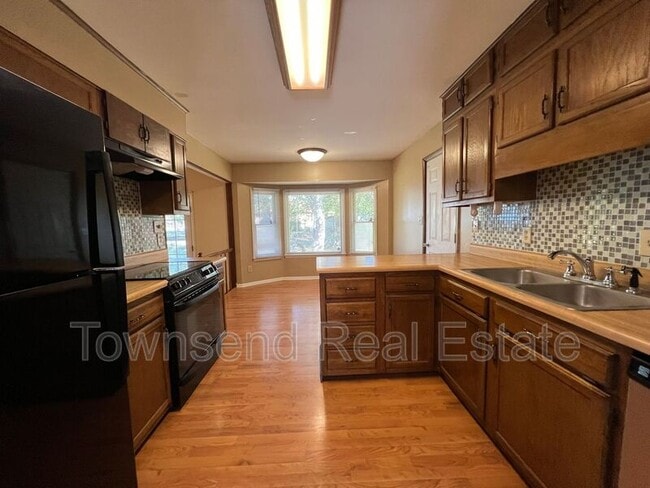 Building Photo - 6204 Lakehaven Dr