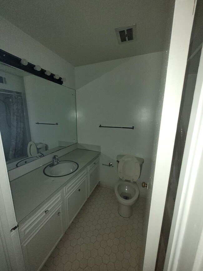 Building Photo - 3 bedroom 2 baths