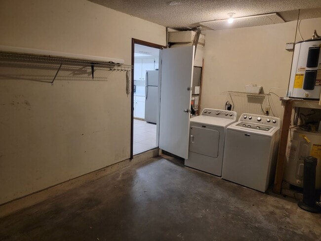 Building Photo - 2/1 w/ Garage in Seminole - Duplex