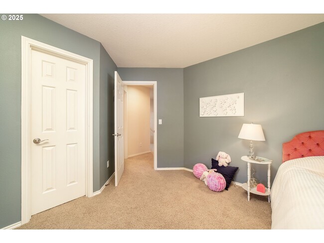 Building Photo - 5630 SW Kruse Ridge Dr