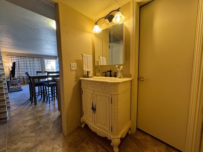 Building Photo - Fully Furnished One Bedroom Condo in Deser...