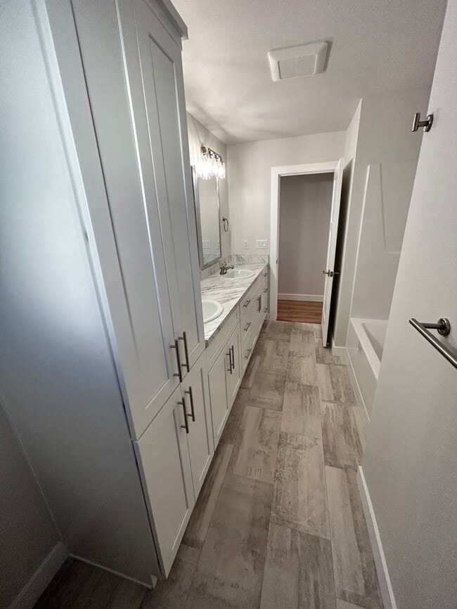 Building Photo - Rare 5-bedroom House with 1 Car Garage in ...