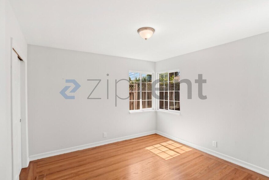 Building Photo - Unit