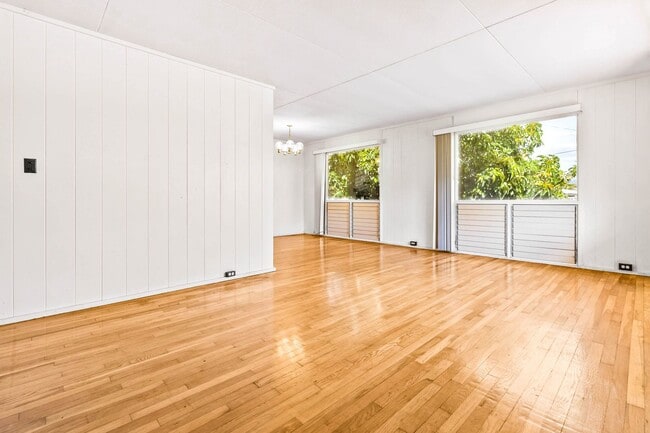 Building Photo - Charming 3 bedroom, 1 bath home with large...