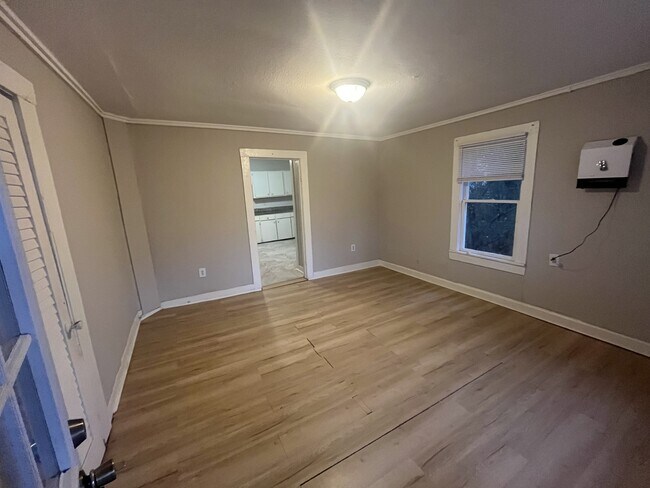 Building Photo - 109 N Spring St