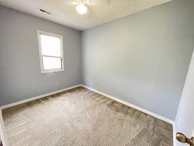 Building Photo - Updated, spacious 4br 2ba condo within wal...