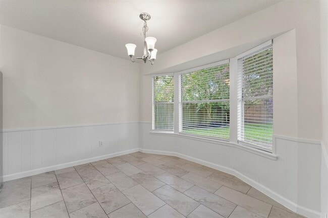 Building Photo - 2102 Whitelaw Dr