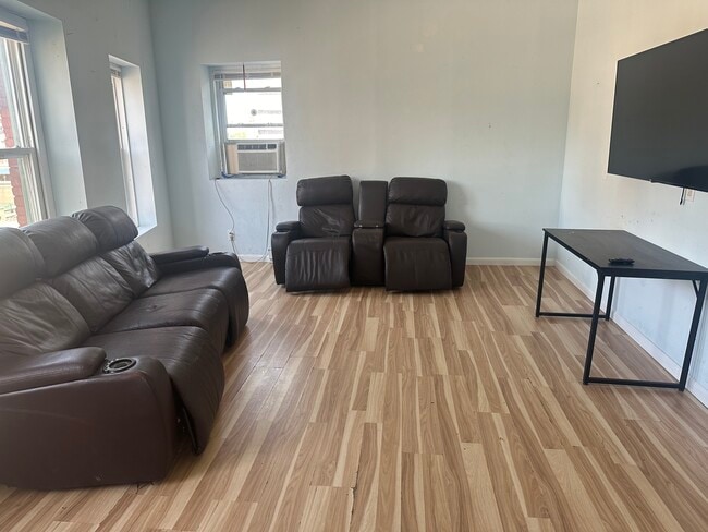 Building Photo - 5 Main St